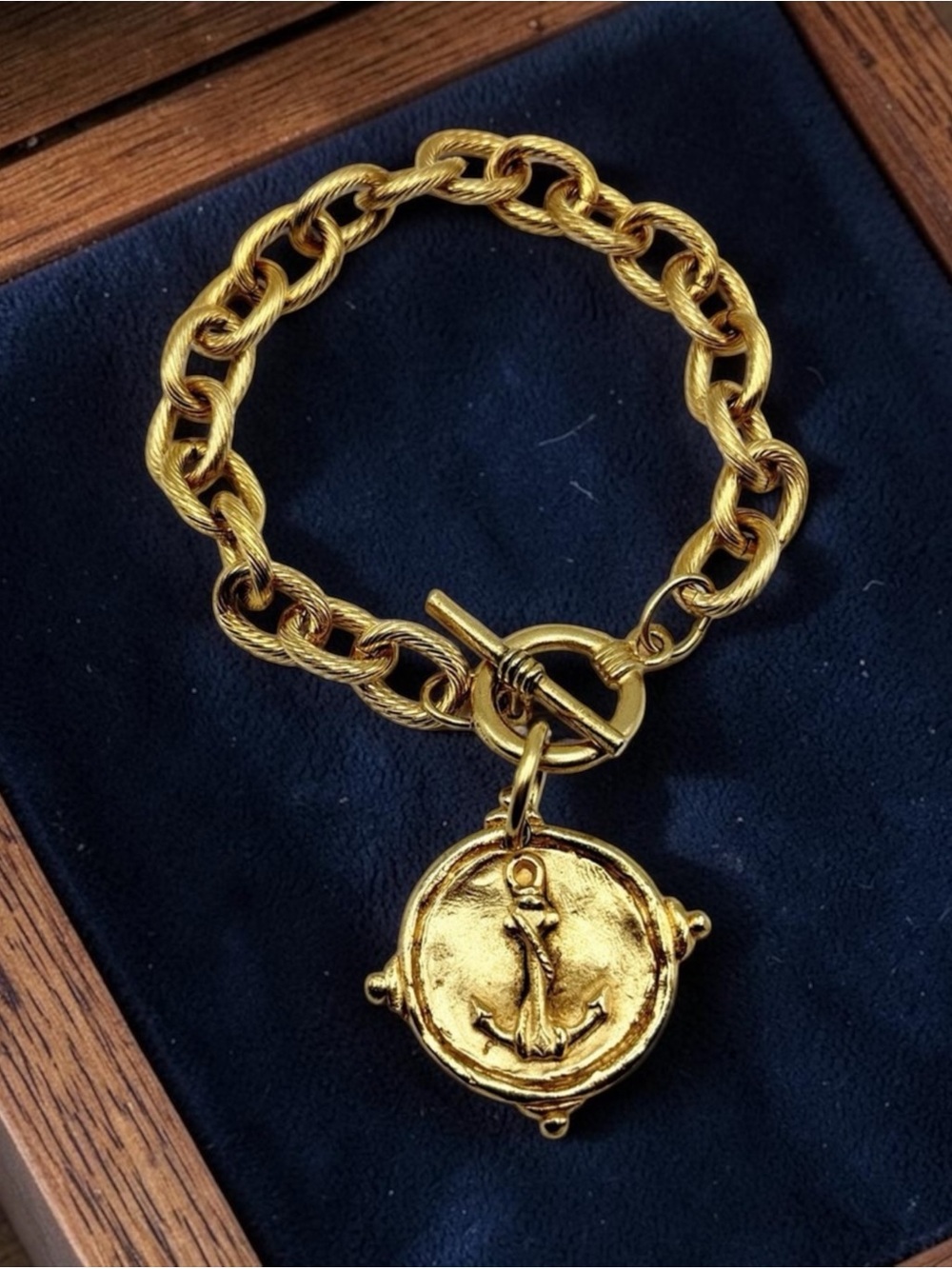 Susan Shaw Gold Tone Anchor Intaglio Coin Toggle Bracelet 8” Chunky Link